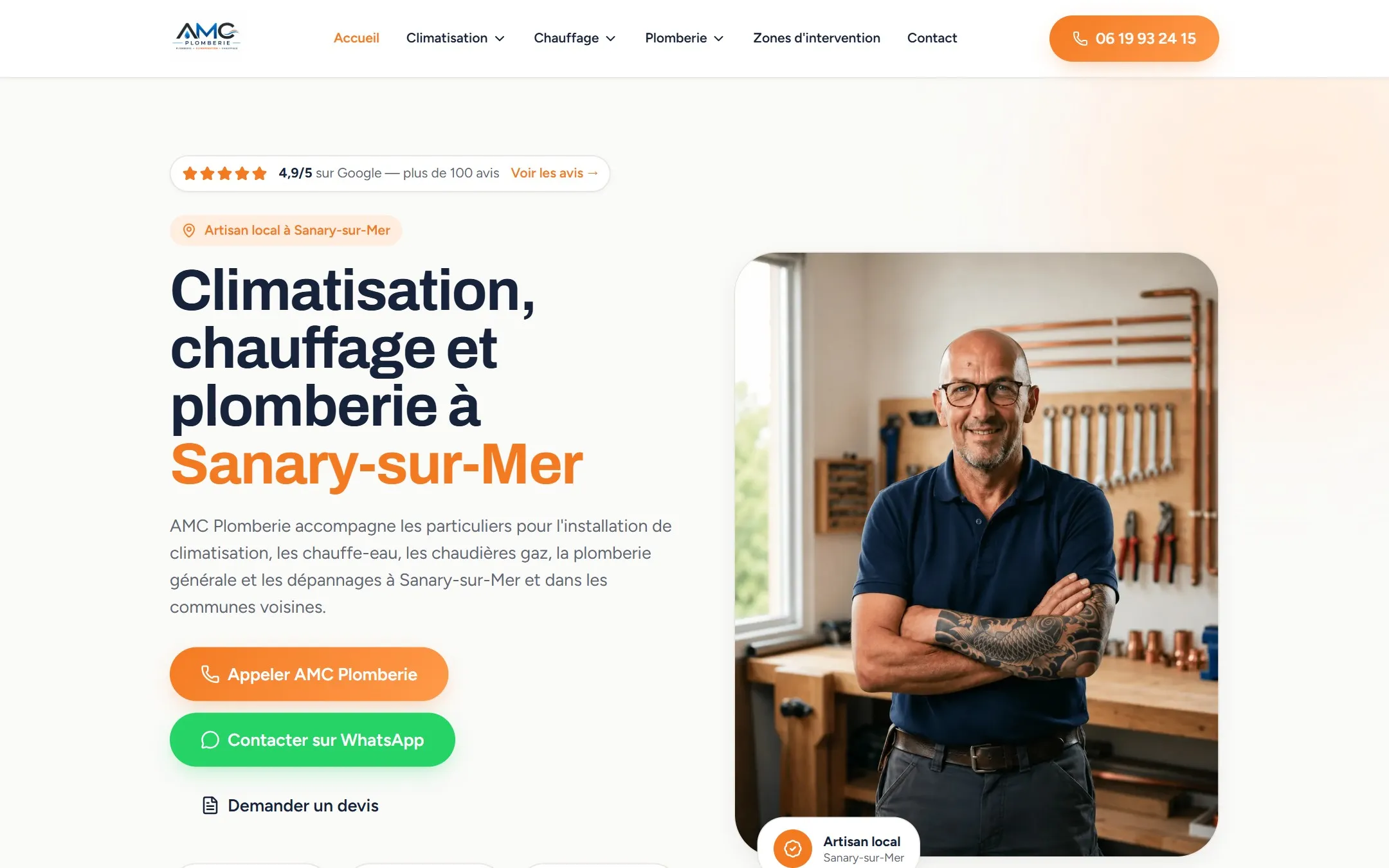 Page d'accueil du site d'AMC Plomberie sur ordinateur : « Climatisation, chauffage et plomberie à Sanary-sur-Mer », note Google de 4,9 sur 5, boutons Appeler et WhatsApp, photo du gérant dans son atelier